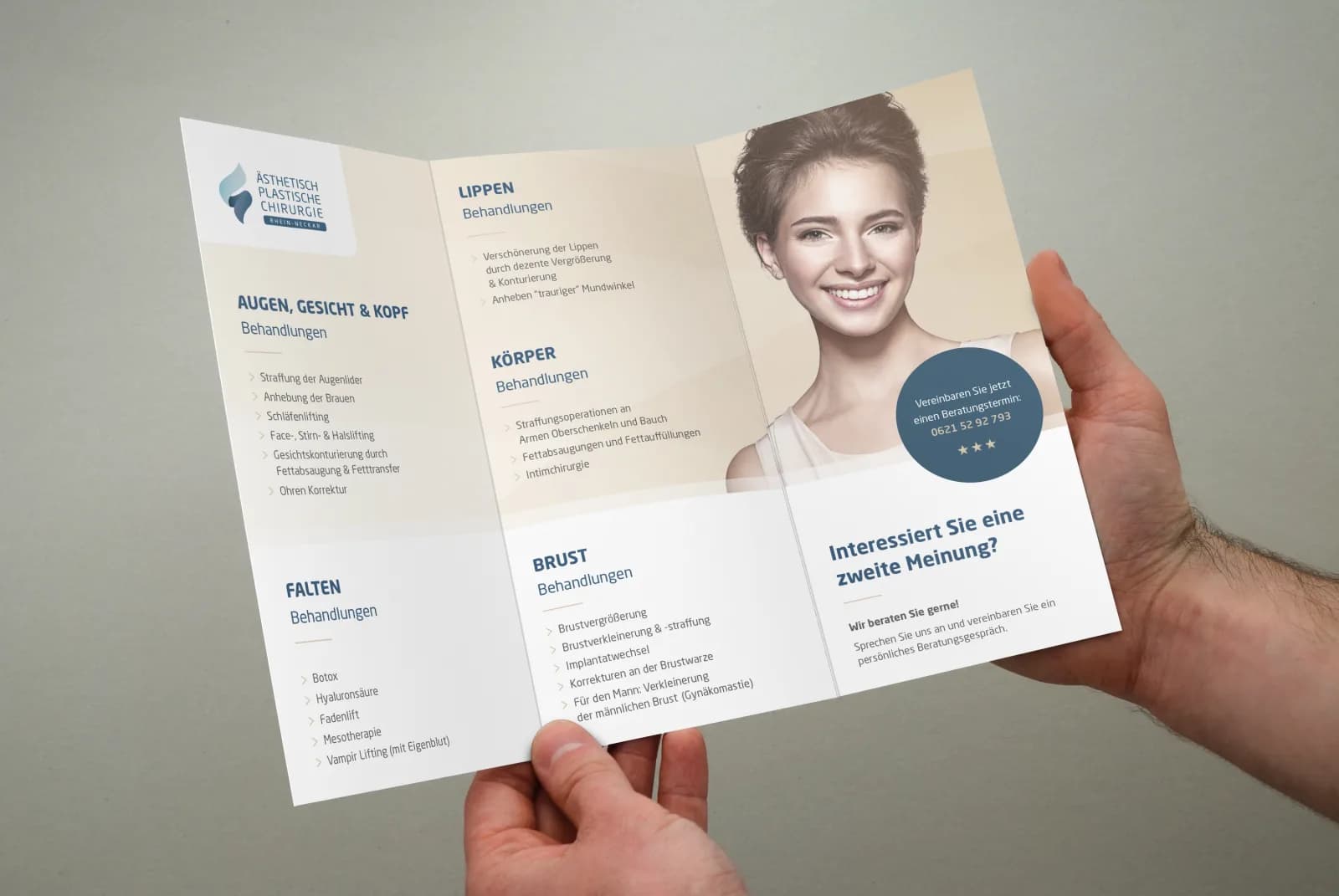 Aufgeklappter Behandlungsflyer der Praxis mit den Bereichen Augen, Falten, Lippen, Körper und Brust