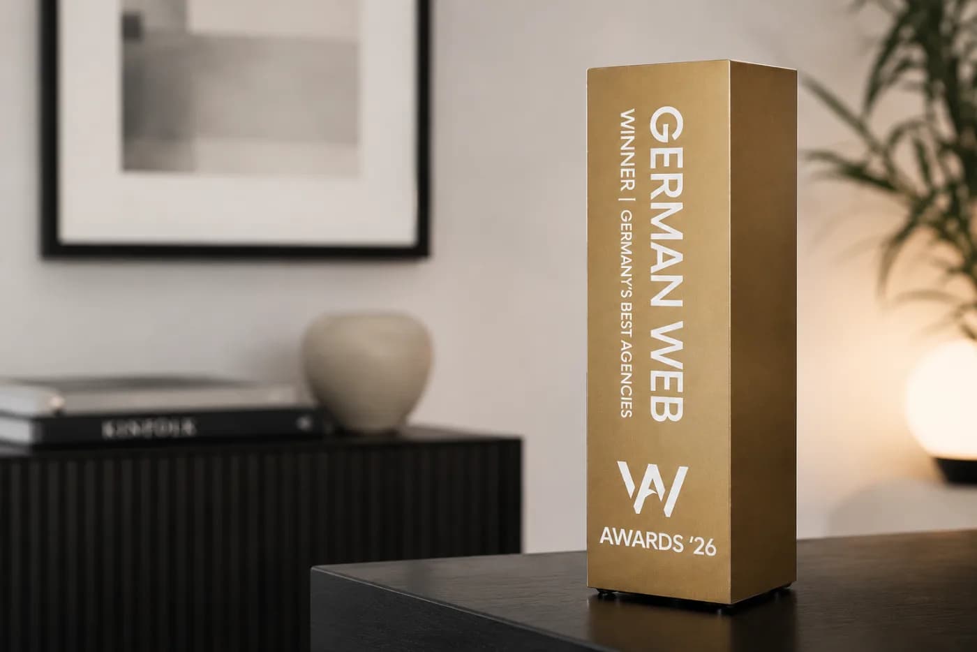 Trophäe der German Web Awards 2026 mit der Aufschrift Winner, Germany's Best Agencies